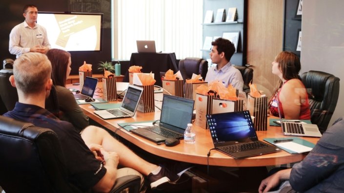 CRM müşteri takibi ve satış süreci toplantısı
