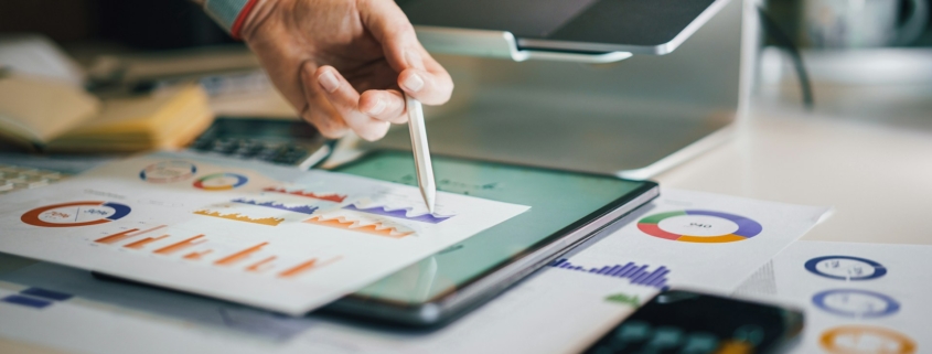Dijital reklam kampanyasının performans grafiklerini tablet üzerinden inceleyen uzman