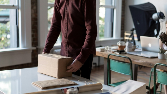 E-ticaret siparişi hazırlanırken kutu ve ürünlerin stok kontrolü