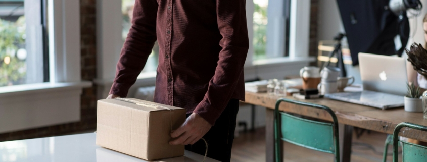 E-ticaret siparişi hazırlanırken kutu ve ürünlerin stok kontrolü