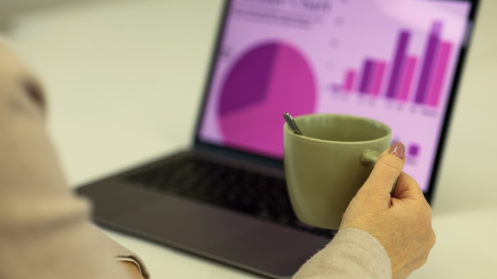 Google Ads Arama Ağı ve Performance Max kampanyalarını inceleyen dijital pazarlama çalışma ortamı
