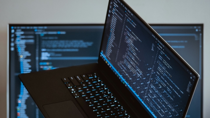 Joomla ve Drupal bakım güvenlik kontrolü için yazılım geliştirme ekranı