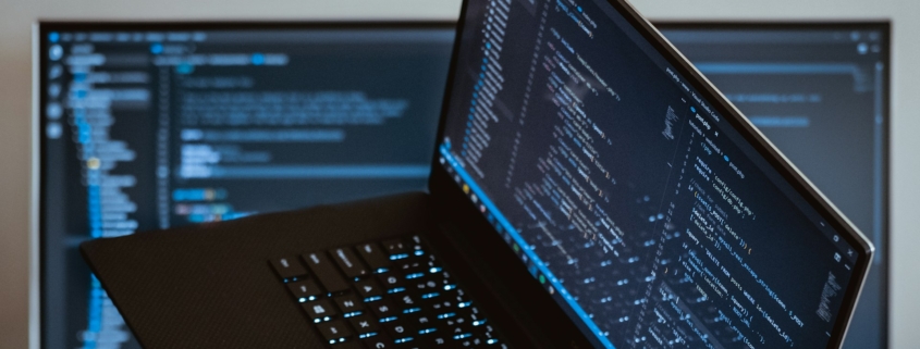 Joomla ve Drupal bakım güvenlik kontrolü için yazılım geliştirme ekranı