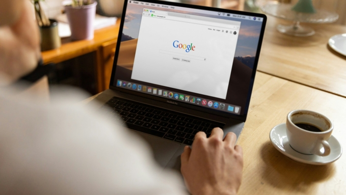 Search Console indeksleme analizinde bilgisayar üzerinden SEO çalışması