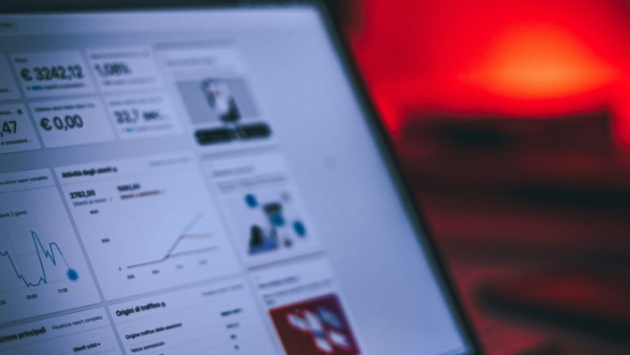 SEO iç linkleme stratejisi ve web site içerik mimarisi için bilgisayar