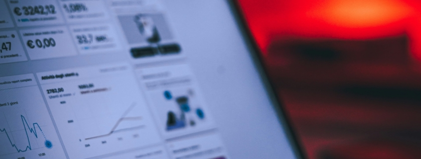 SEO iç linkleme stratejisi ve web site içerik mimarisi için bilgisayar