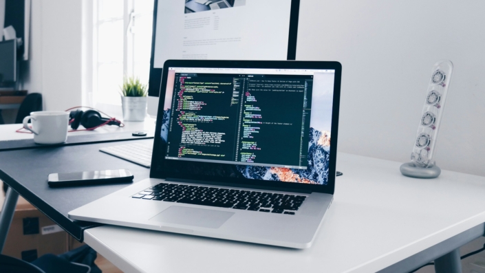 WordPress site taşıma çalışmasında kullanılan bilgisayar ve geliştirme masası