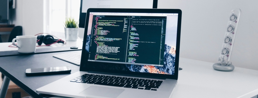 WordPress site taşıma çalışmasında kullanılan bilgisayar ve geliştirme masası